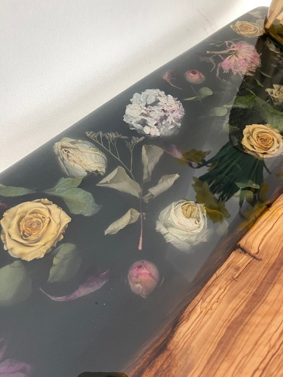 Image 1 of Tavolo unico realizzato in resina epossidica