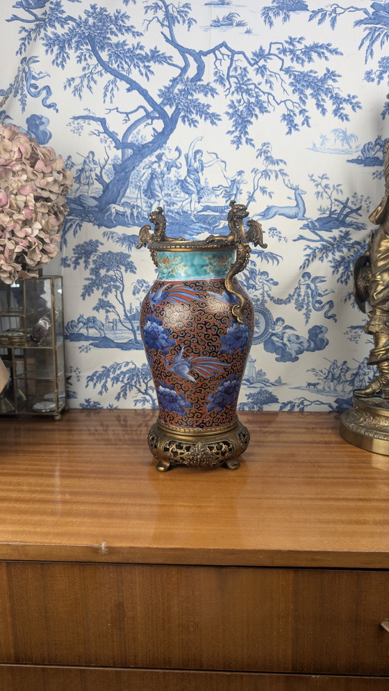 Image 1 of Jarrón balaustre japonés Hichozan Shinpo Porcelana de Arita y bronce Periodo Edo tardío (1830-1850)