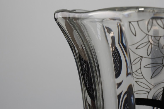 Image 1 of Art-Deco-Glasvase mit schwarzer grafischer Verzierung, Frankreich, um 1940