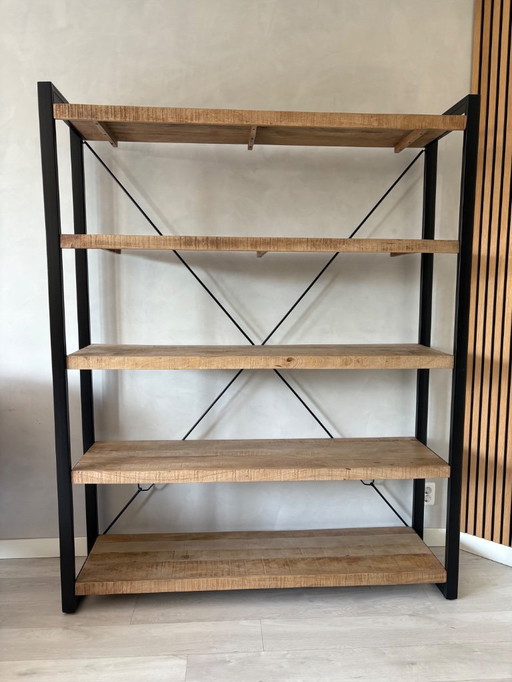 Boekenplank in loftstijl