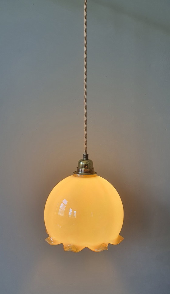 Image 1 of Vintage opaline hanglamp in kelkvorm met parelmoer glans. 