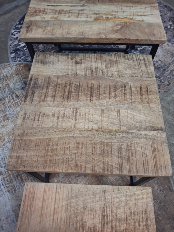 Image 1 of Ensemble de 4 tables basses en bois de manguier et métal, neuves
