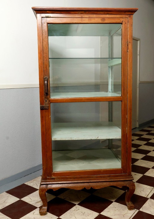 1x large vintage wooden display case with glasses