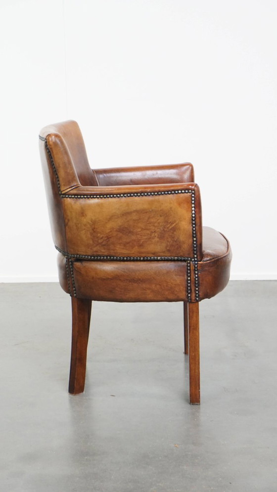 Image 1 of Chaise de salle à manger/de chevet en peau de mouton couleur cognac avec accoudoirs