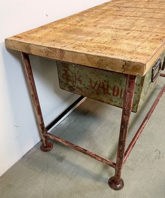 Image 1 of Table de travail industrielle rouge avec deux tiroirs en fer vert, années 1960