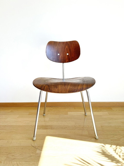 Set van 4 originele Egon Eiermann SE68 stoelen van Wilde + Spieth – Vintage stapelbare eetkamerstoelen, Duits (photo 2 of 9)