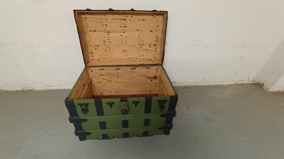 Image 1 of Vieux coffre avec ferrures en métal noir