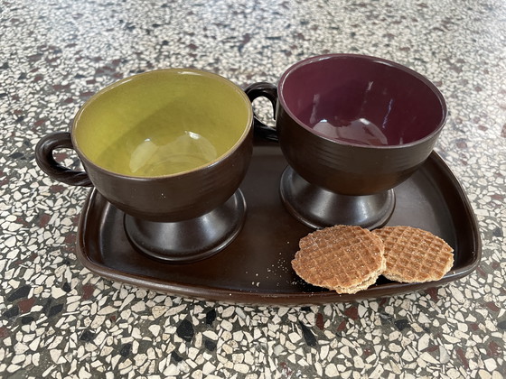 Image 1 of Ensemble de quatre tasses et soucoupes à café en faïence des années 1960 et plat de service