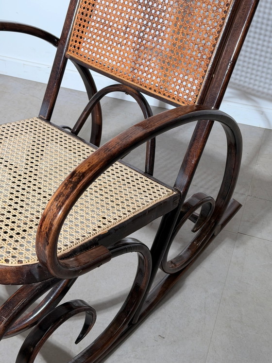 Sedia a dondolo antica in legno curvato – Sedie a dondolo (photo 6 of 6)