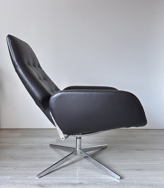 Image 1 of Sillón de diseño Montel con otomana.