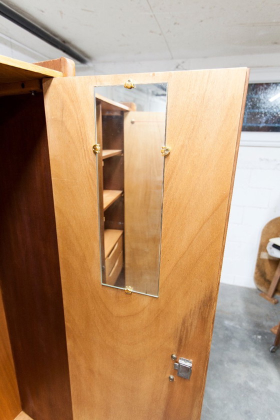 Image 1 of Armoire 1950 Mid-Century-Modern chêne en frisage 2 portes, 2 tiroirs, 4 étagères, 30cm de penderie et miroir 54x18cm