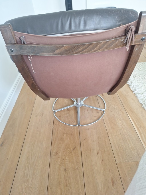 Originele Falcon Chair & Ottoman – Sigurd Ressell (Zeldzame Chromen Spakenvoet)