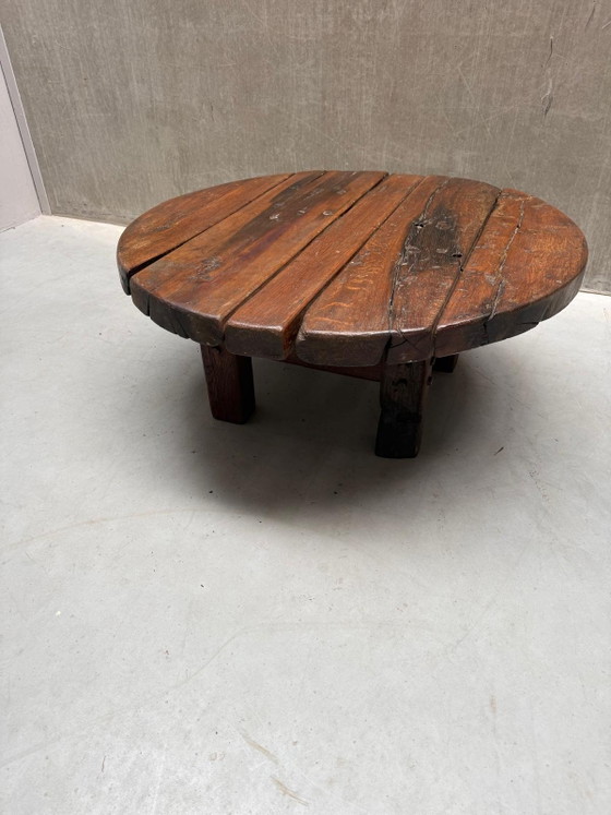 Brutalist Wabi-Sabi ronde eiken salontafel '60 – Wood (photo 7 of 14)