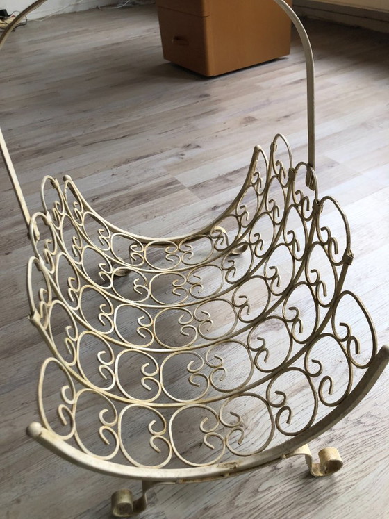 Image 1 of Tijdschriftenrek jaren 50  Cremekleurig draadstaal met sierlijke krullen ontwerp hoogte 25 breed 40 diep 30 hoogte hendel 45