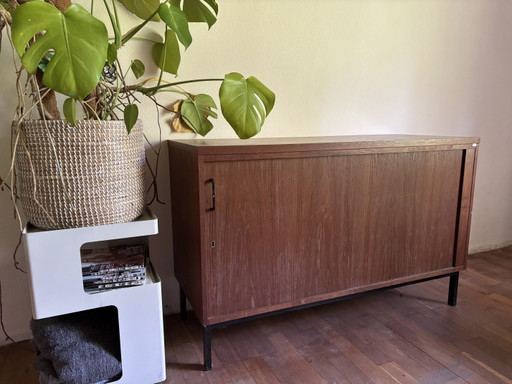 Armadio vintage in teak Eeka con serranda avvolgibile.