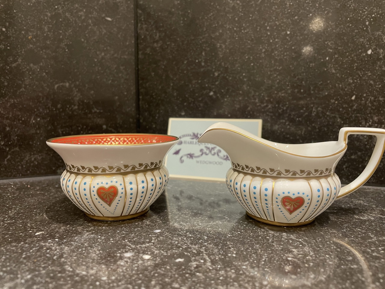 Wedgwood – Teiera in ceramica Harlekin con fiore di farfalla