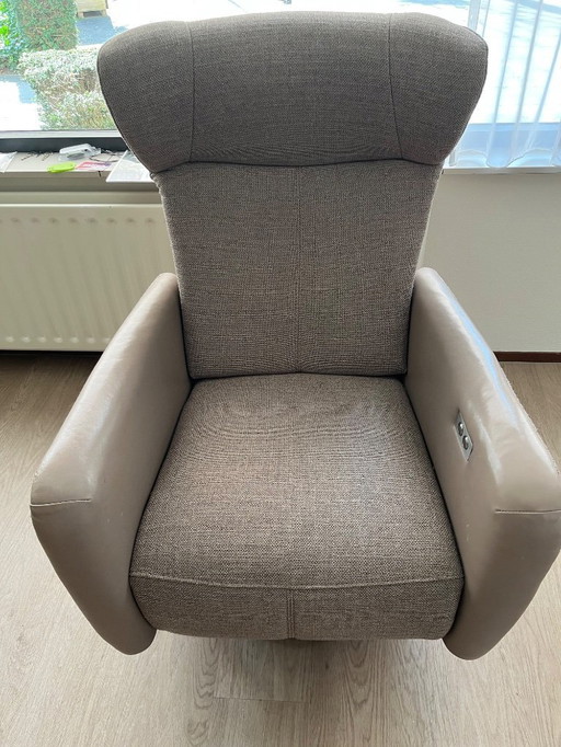 Velderhof está de pie en un sillón relajante.