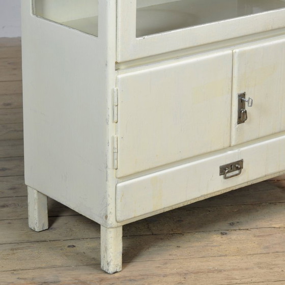 Image 1 of Armoire médicale en bois des années 1930