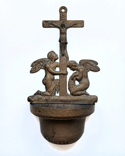 Antiker französischer Bénitier (Weihwasserbecken) mit Engeln und Kruzifix aus Bronze (ca. 1900)