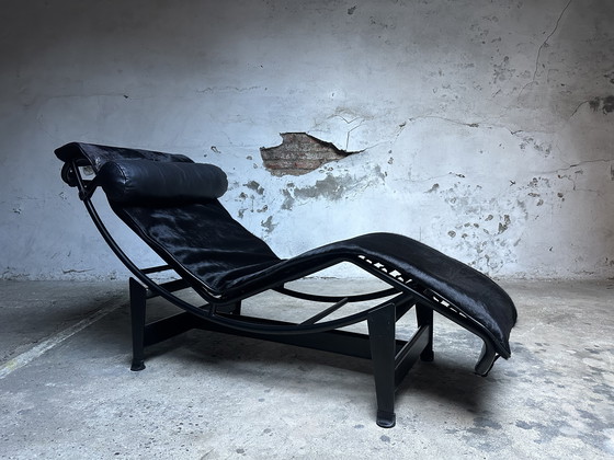 Image 1 of Vintage LC4 Chaise Longue zwart – Cassina