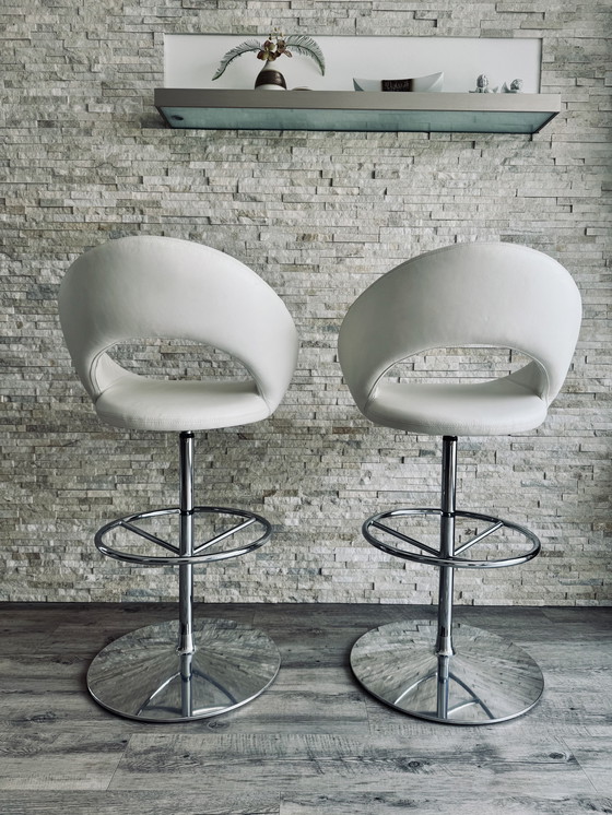 Image 1 of Artifort Nina Tabouret de bar, Leder weiß, Fuß poliertes Aluminium/Chrom, 2 Stück