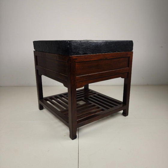 Rare brique d'or impériale chinoise (Jīn Zhuān) sur une table d'exposition en bois réalisée sur mesure. (photo 9 of 16)