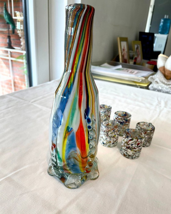 Image 1 of Karafset van Murano-glas met 6 kopjes – Kleurrijke kunstglazen kan – Vintage Italiaanse stijl