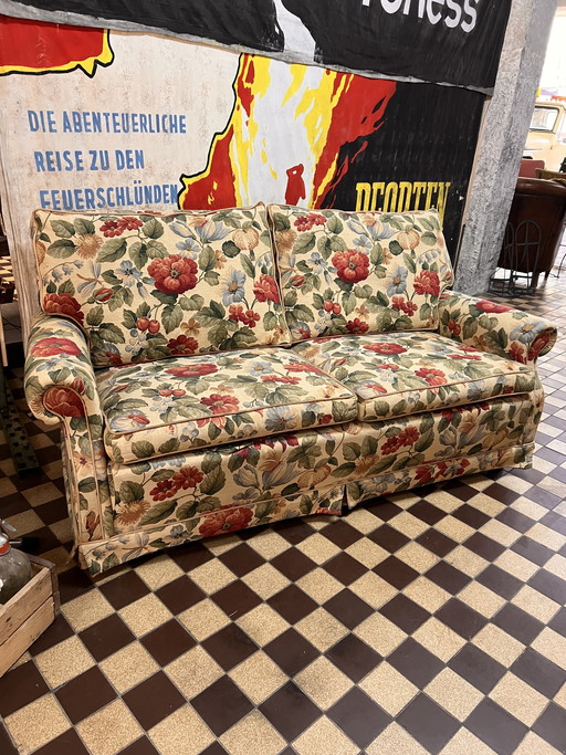 Banca di fiori in stile cottage inglese. 