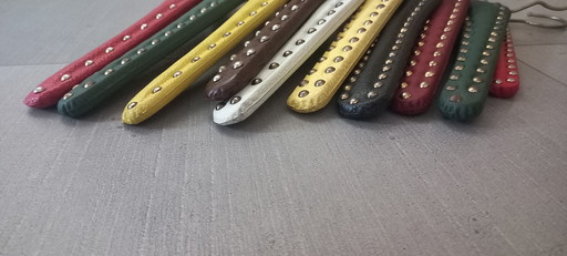 Perchas vintage retro de los años 50 de piel sintética con tachuelas.