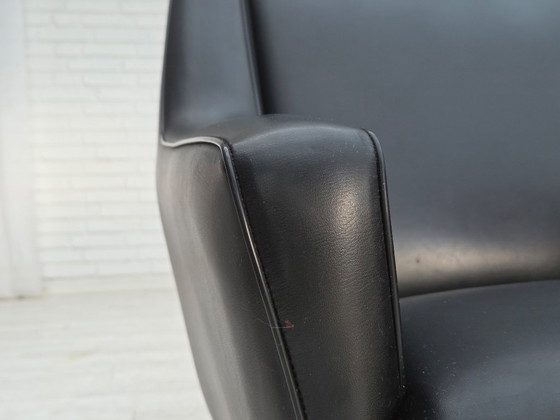 Image 1 of Deense fauteuil met hoge rugleuning uit de jaren 70, zwart kunstleer, poten van teakhout.