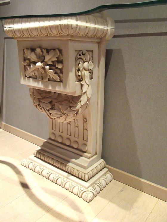 Image 1 of Console in gemalen marmer met gefacetteerd glazen blad
