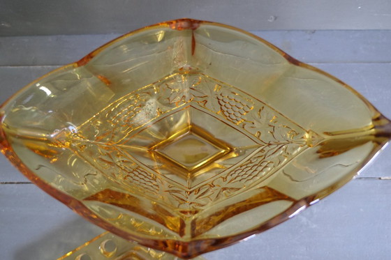 Image 1 of Vaso Art Déco in vetro pressato ambrato pique fleur