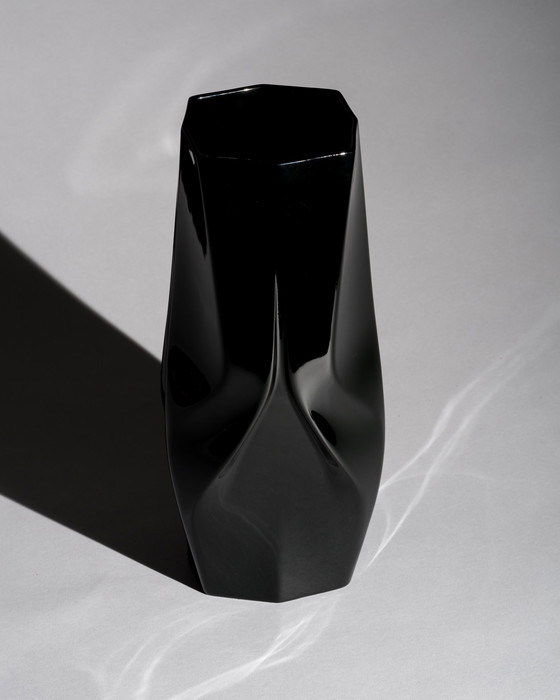 Image 1 of Vaso "Weave" di Zaha Hadid per Rosenthal
Porcellana nera lucida, Germania, XXI secolo