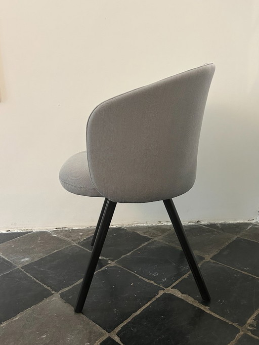 8 sedie da pranzo Vitra Mikado, tessuto: Volo grigio ferro. Struttura verniciata a polvere basic dark. Nuove.