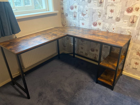 Image 1 of Scrivania angolare con struttura in acciaio – solo ritiro, bisogna andare subito!