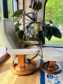 Fauteuil Stressless d'Ekornes, modèle Consul Classic, avec repose-pieds inclus.