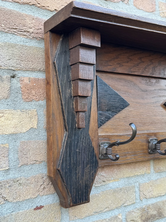 Image 1 of Porte-manteau de l'école d'Amsterdam | vers 1920 | Chêne massif | Une pièce qui attire tous les regards