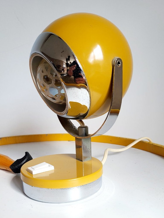 Image 1 of Lampe de table en forme d'œil, style futuriste, couleur jaune mat et finition chromée, années 1960