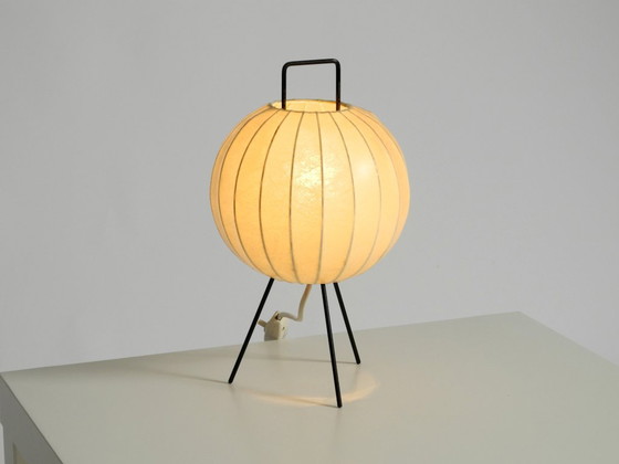 Image 1 of Rarissima e bellissima lampada da tavolo a bozzolo con treppiede in stile Mid-Century Modern.