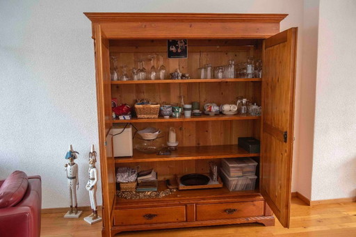 Kiefernholzschrank mit viel Stauraum