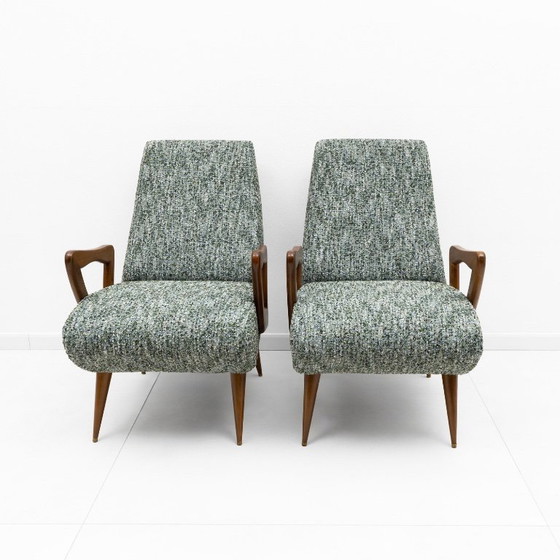 Image 1 of Een paar Italiaanse fauteuils in mid-century modern stijl met sculpturale houten armleuningen.