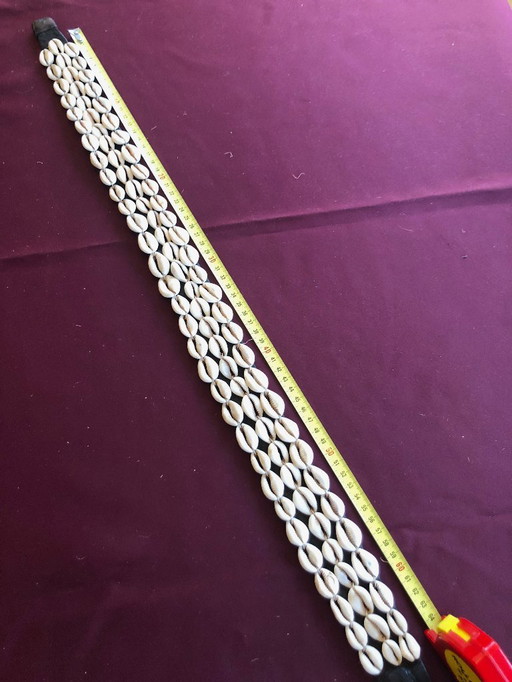 Collectie traditionele schelp- en kauri-gordels uit West-Afrika en Melanesië.