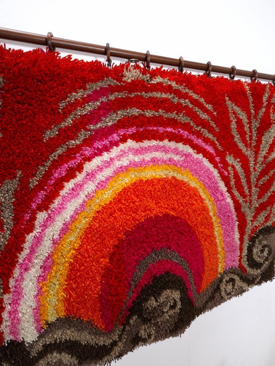 Image 1 of Tapiz de pared de pelo alto color rojo rosado atardecer de los años 70.