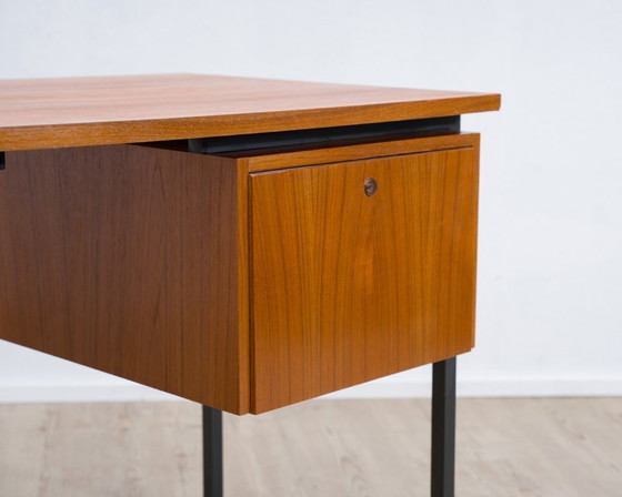 Image 1 of Bureau in mid-century modern stijl uit de jaren 60, met een strak, modern design. Teakhout.
