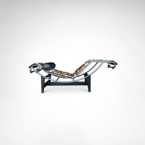 Image 1 of Chaise longue double LC4 en peau de poney, conçue par Le Corbusier pour Cassina dans les années 1990.