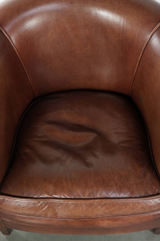 Image 1 of Rundleren clubfauteuil in een mooie donkere cognac kleur in Engelse stijl
