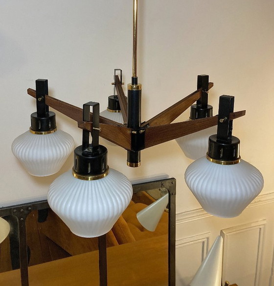 Image 1 of Lampadario italiano d'epoca in teak, ottone e vetro opalino