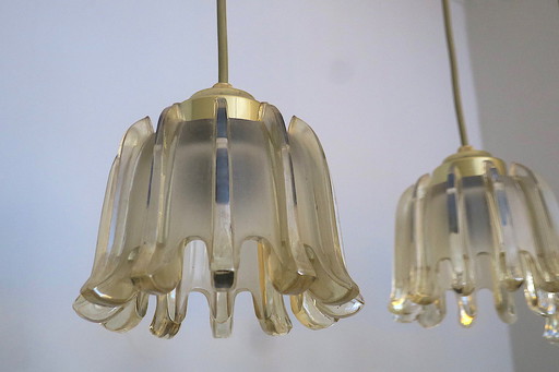 Satz von 5 Doria Leuchten Messing und mattiertes bernsteinfarbenes Glas Pendelleuchten, 1960er Jahre