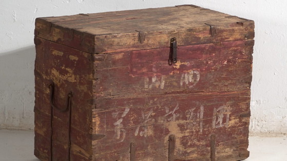 Baule cinese antico dipinto in legno di pino – Cina, circa 1920 – Armadi contenitori, Industrieel (photo 3 of 40)