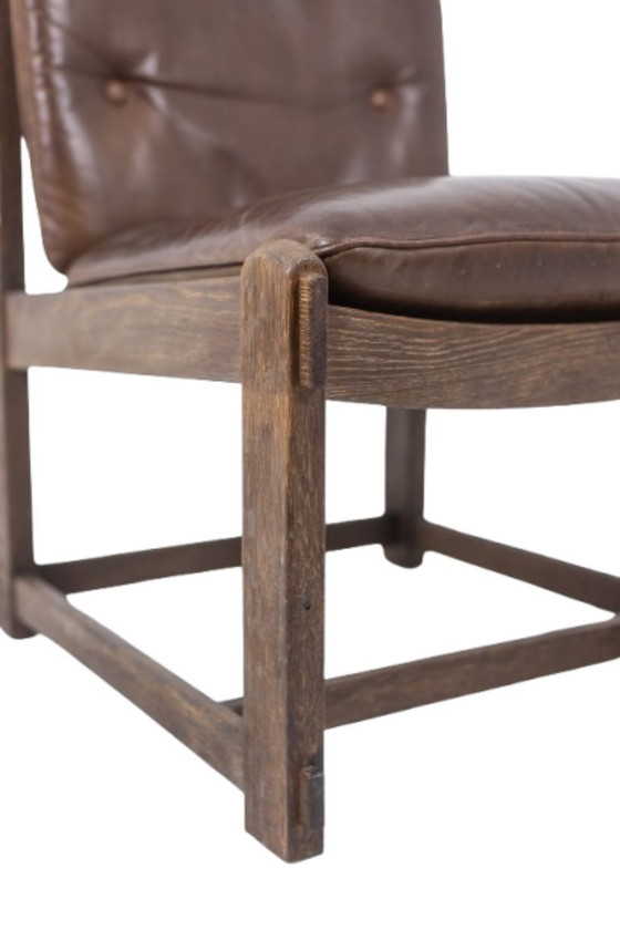 Image 1 of Paar eikenhouten loungestoelen, bekleed met leer. Gemaakt in de jaren 60.